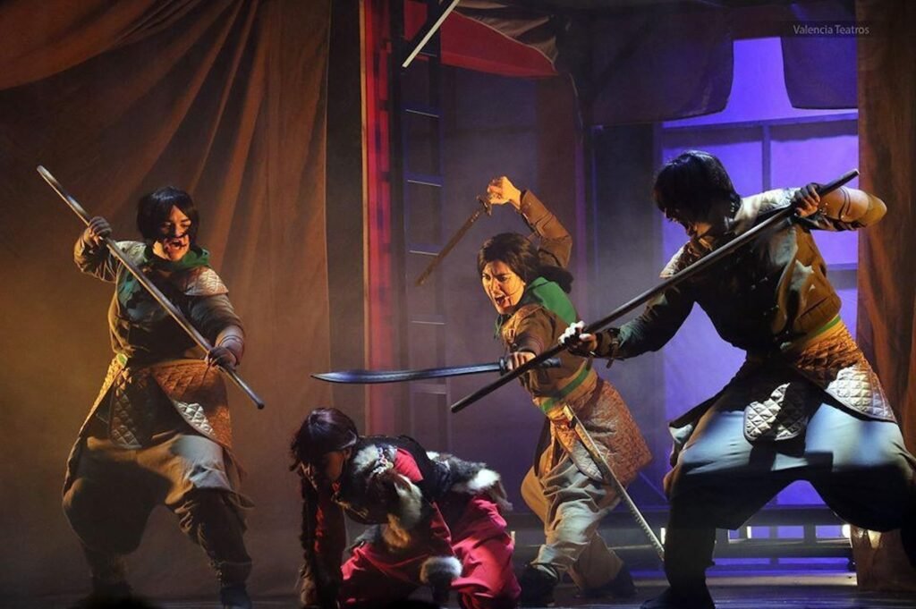 Imagen de una función de la obra de teatro Mulán de la Compañía Row