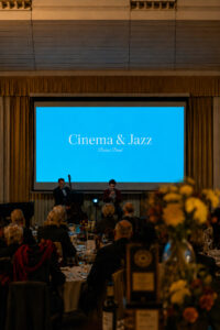 Experiencia musical en directo con Cinema & Jazz, un espectáculo que une bandas sonoras clásicas, cine y jazz en un ambiente elegante e inmersivo.