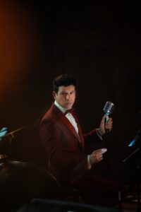 Voz en directo para Cinema & Jazz, un espectáculo elegante que fusiona grandes bandas sonoras de cine con el sonido sofisticado del jazz.