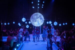 La luna en un cazo, espectáculo sensorial para bebés y primera infancia con música, luz y movimiento en una experiencia poética e inmersiva.