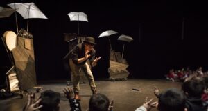 Nubes con bebés, espectáculo sensorial de La Petita Malumaluga para descubrir sonidos, lluvia, viento y emociones en una experiencia escénica para primera infancia.